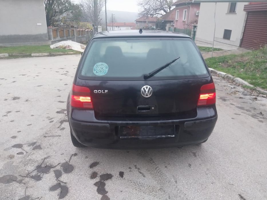 Продава се на Части Volkswagen Golf 4