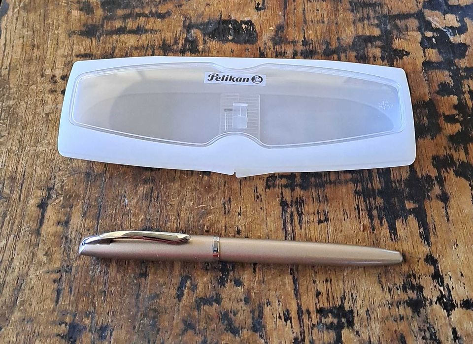 писалка Пеликан Pelikan бежова и сребрист метал в кутия