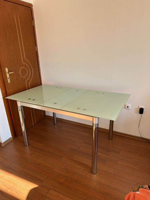 Стъклена трапезна маса