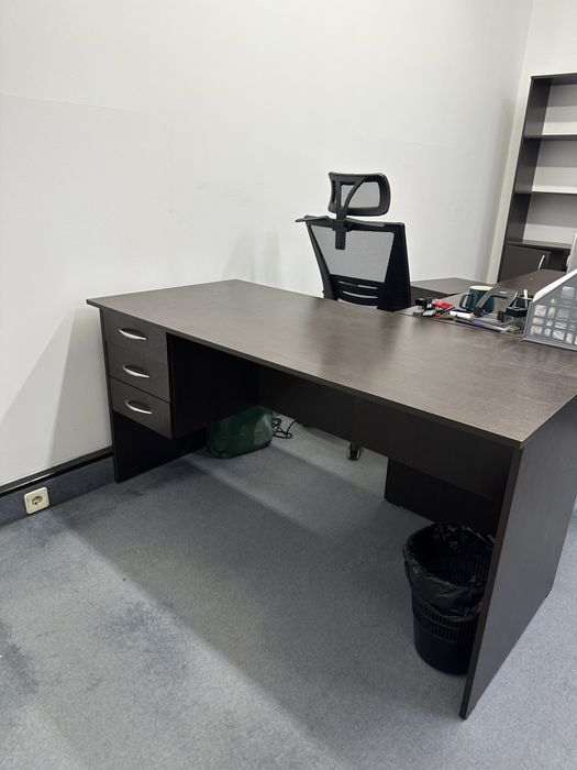 Шкаф и стол продается