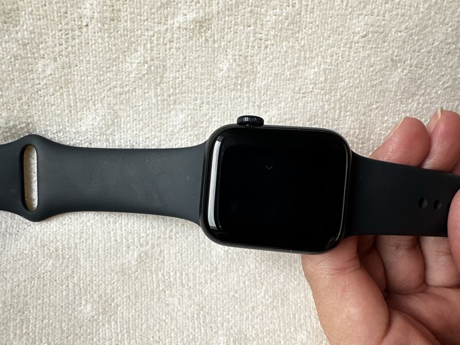 Смарт-часы Apple Watch SE 40 мм черный