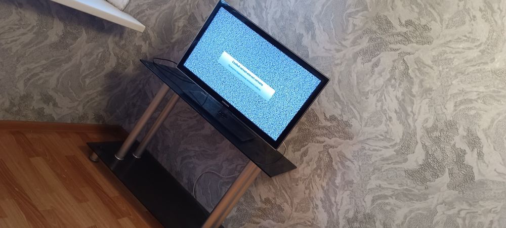 Продам телевизор с подставкой