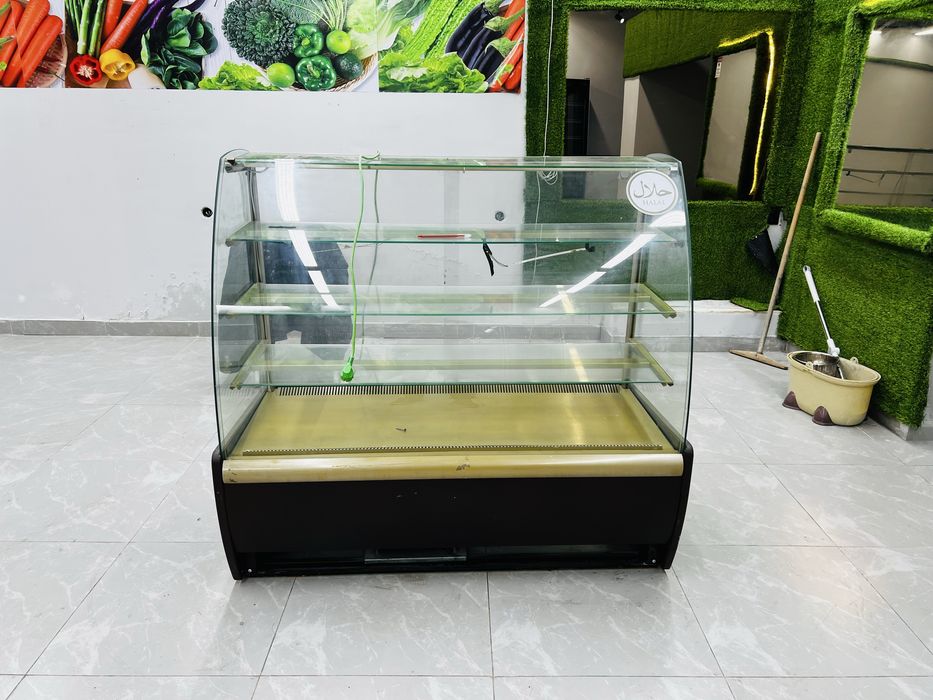 Продается холодильник витриной