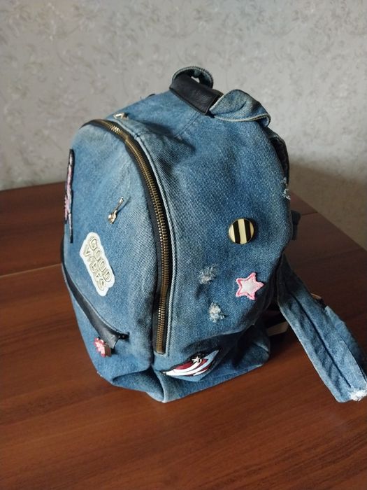 Рюкзак из джинсовой ткани.