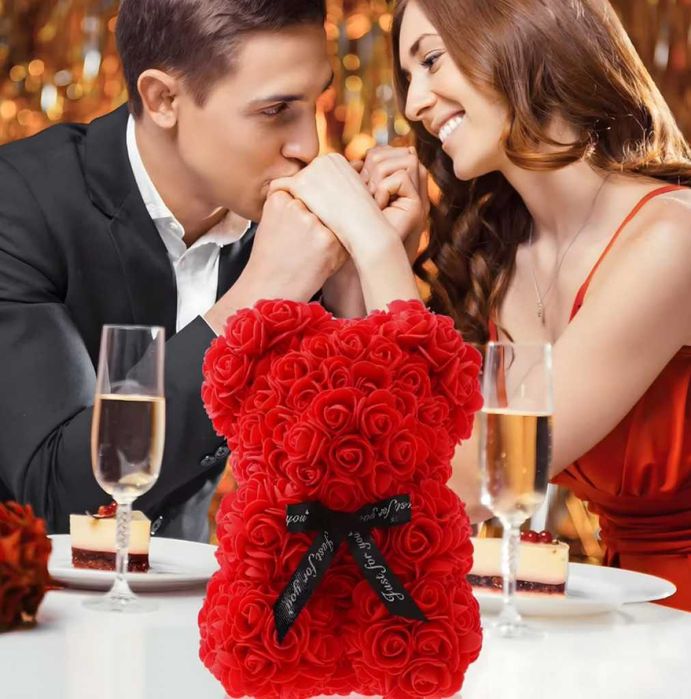 Луксозен подарък Мече от рози в красива подаръчна кутия