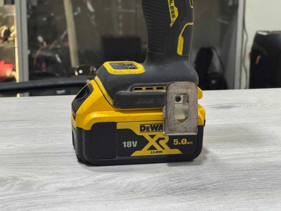 Акумулаторен ударен гайковерт DeWalt DCF922 с батерия 5Ah