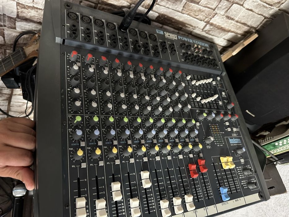 Миксер с усилвател SoundCraft SPIRIT 2x400v