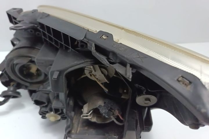 Far dreapta Toyota Avensis a 2-a generatie T25