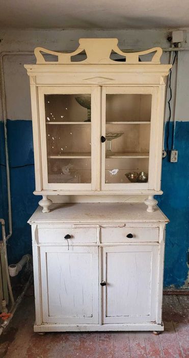 Продаю белый б/у старинный буфет