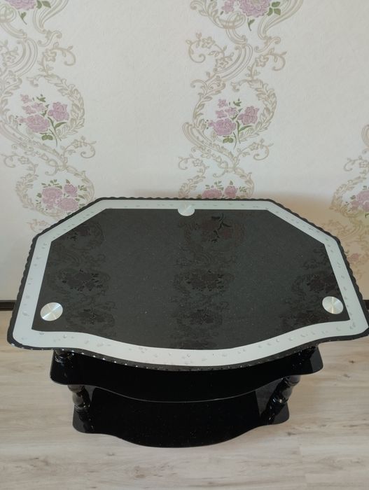 Тумбочка под телевизор стеклянная.