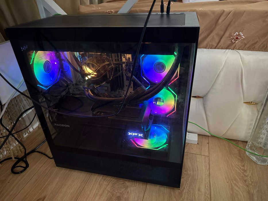 Unitate gaming si monitor de gaming