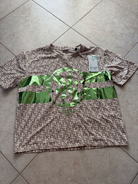 Тениска Guess.