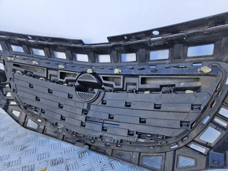 Grila radiator mici defecte Opel Insignia A