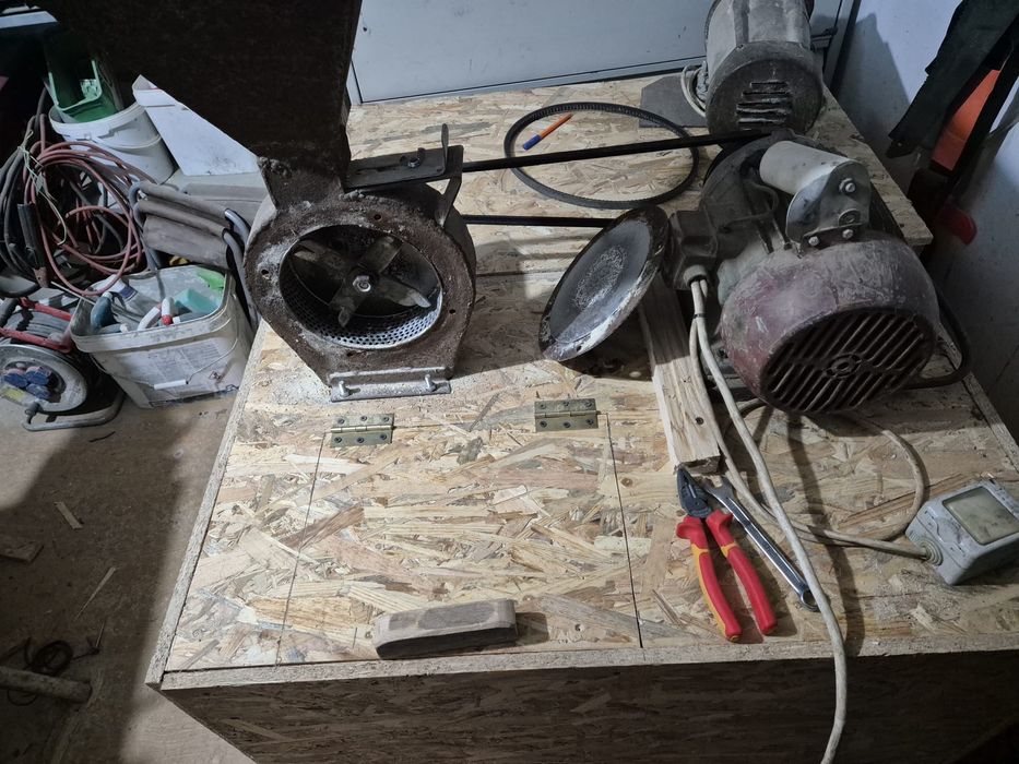 Vând moară cu motor monofazic și lădoi