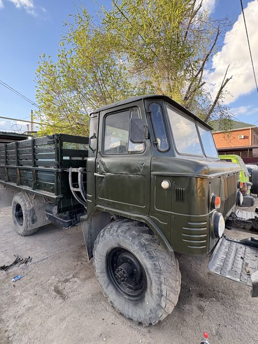 Газ 66 военный на полном ходу