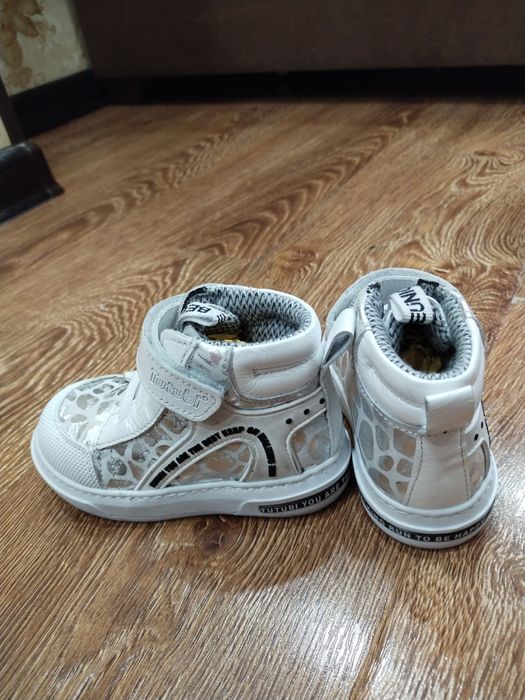 Продам ботиночки на мальчиков (девочек).