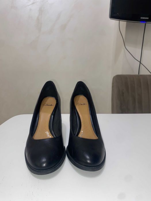 Дамски обувки - черни токчета Clarks