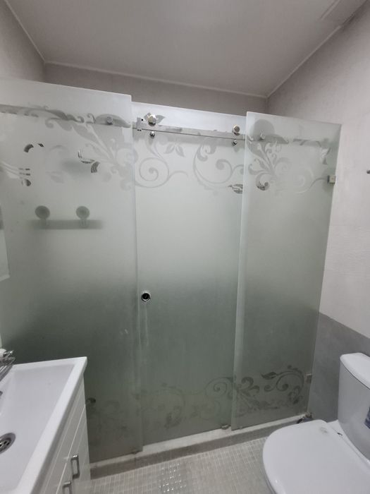 Душевая кабинани ойнаси сотувда.