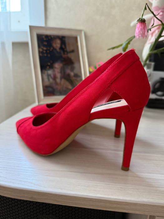 Продаю туфли красные