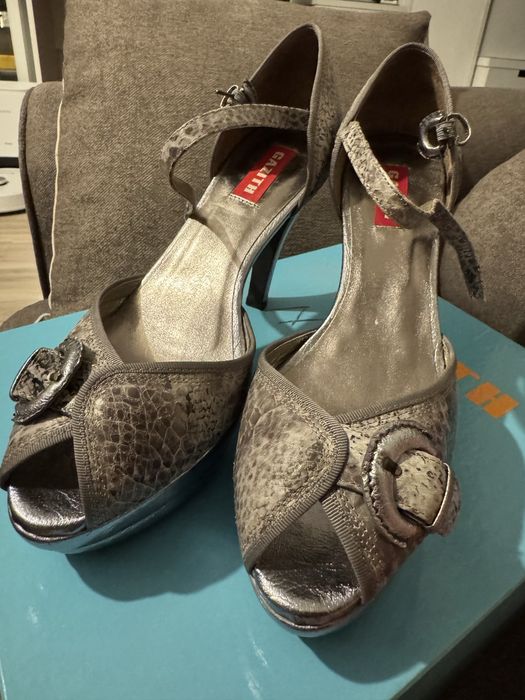Vand Pantofi Dama Noi din Piele Naturala Marimea 38 Pret pentru ambele perechi!