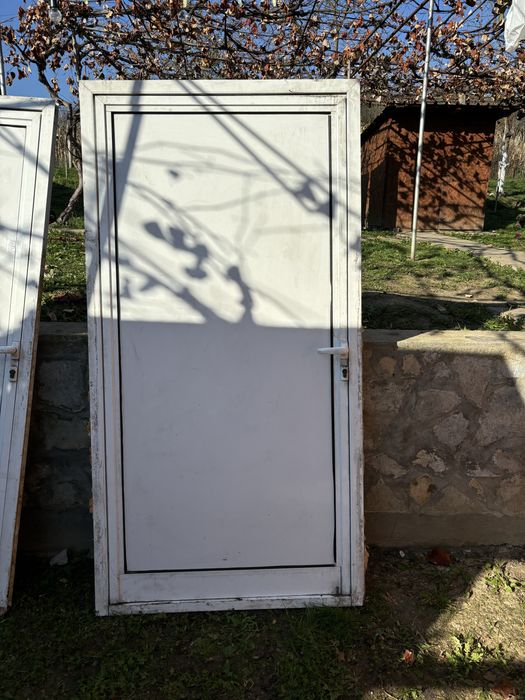 Vând geam termopan pe culoare nucului și pe alb