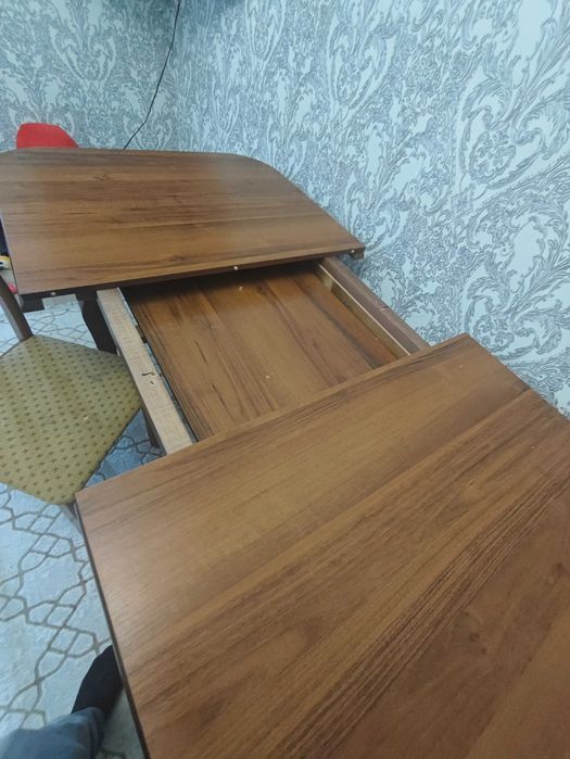 деревянный стол и стулья