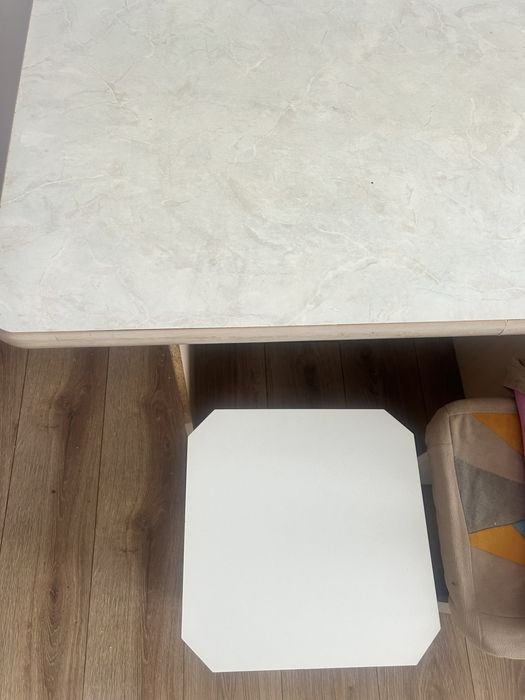 Продается стол и 4 стула, цена 10.000тг