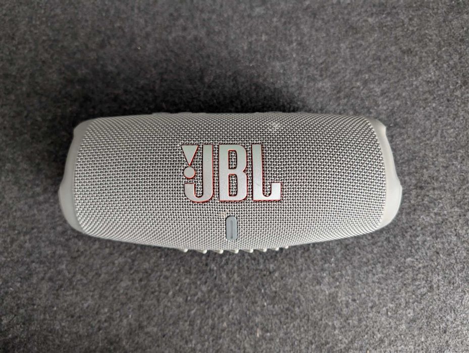 Продавам JBL Charge 5