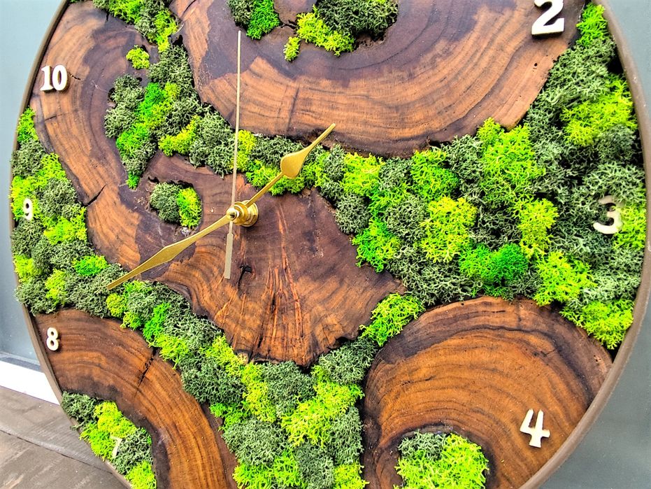 Часовник със скандинавски мъх и масивно дърво