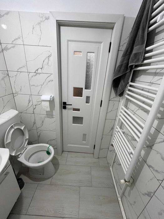 Închiriez garsonieră COMPLET renovată, prima închiriere