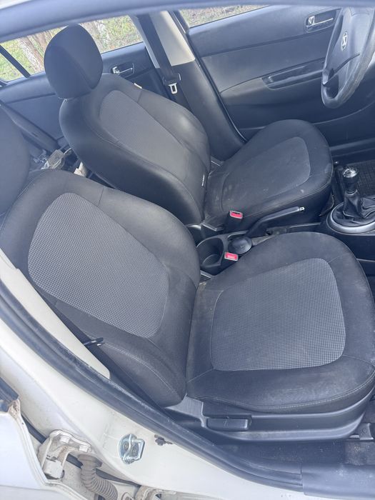 Dezmembrez Hyundai i20 2011-2014 facelift 1,2 benzina  G4LA Euro 5