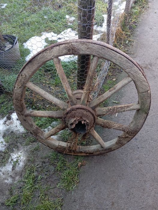 Roata antică de lemn pt căruță