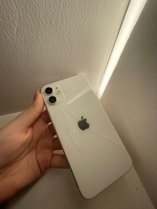 Продам айфон 11.