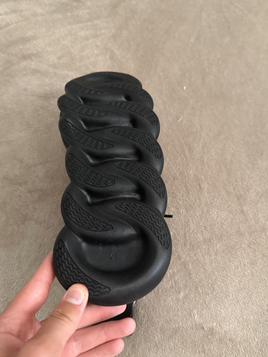Adidasi Versace chain reaction