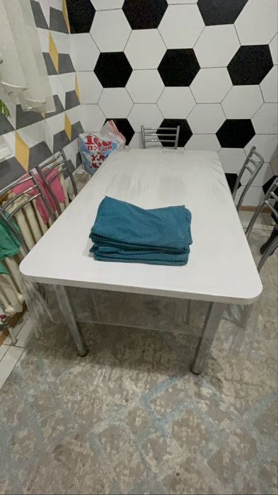 Стол 1,5м  стуля 5шт продам 30000тенге хороший состояние. Чехол подаро