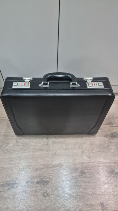 Продам дипломат(кожаный)