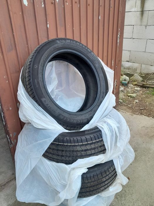 Vând cauciucuri noi,de vară
