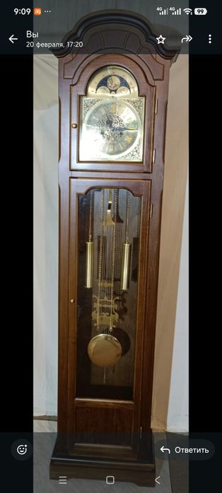 Напольные часы высотой около 2 метров