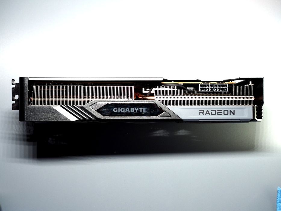 Placă video Gigabyte RX 7700 XT 12GB – Dual BIOS (Silent/OC)
