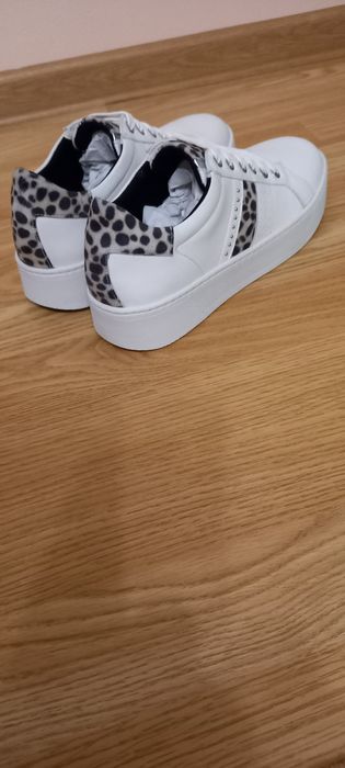 Vand adidasi marca geox