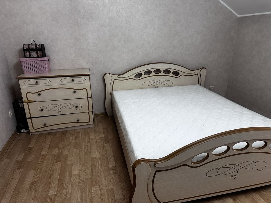Кровать и комодом, очень качественная. В хорошем состоияний