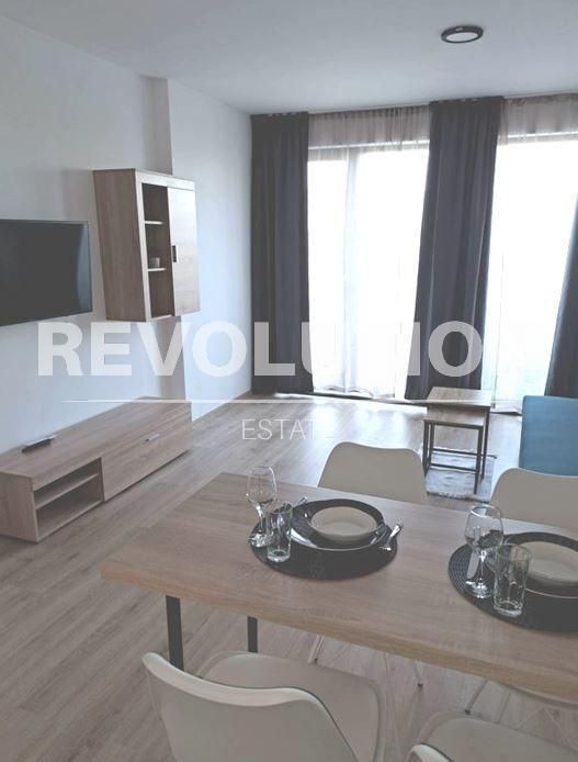 Дава се под наем Двустаен апартамент в к.к. Св.Св. Константин и Елена - 57 кв.м за 550 € - Снимка #1