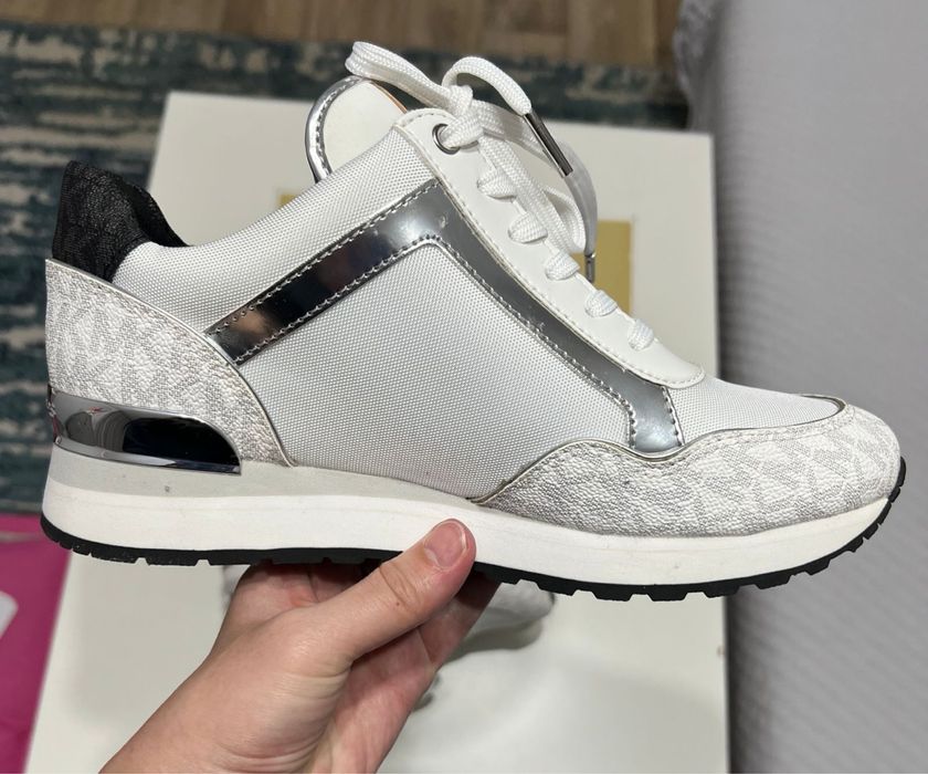 Продам кроссовки