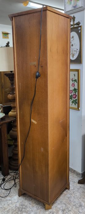 Ъглова витрина от дъб