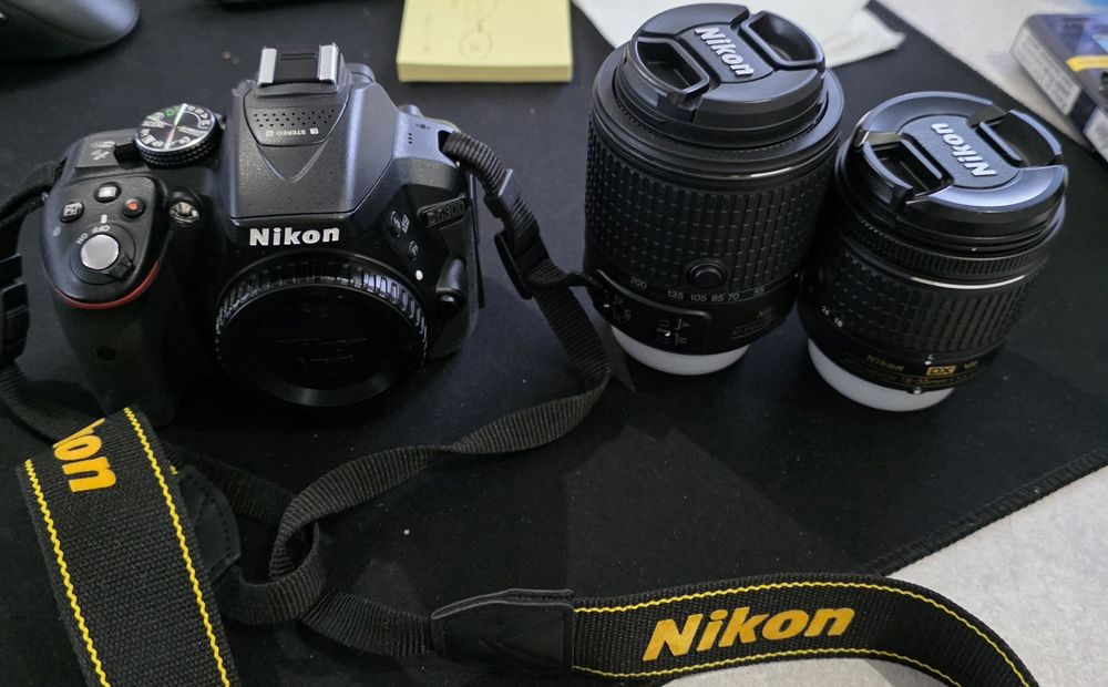 Nikon D3500 + obiective 18-55 si 55-200 (sub 2000 cadre)