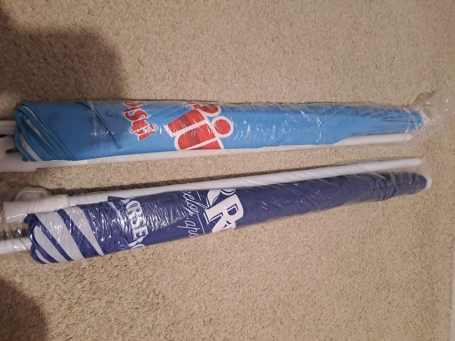 Vând 2 umbrele  noi