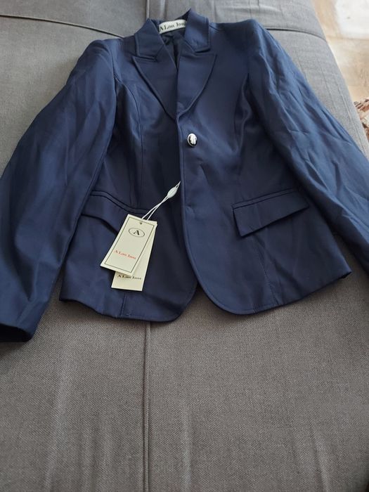 Продам пиджак  для девочки  новый