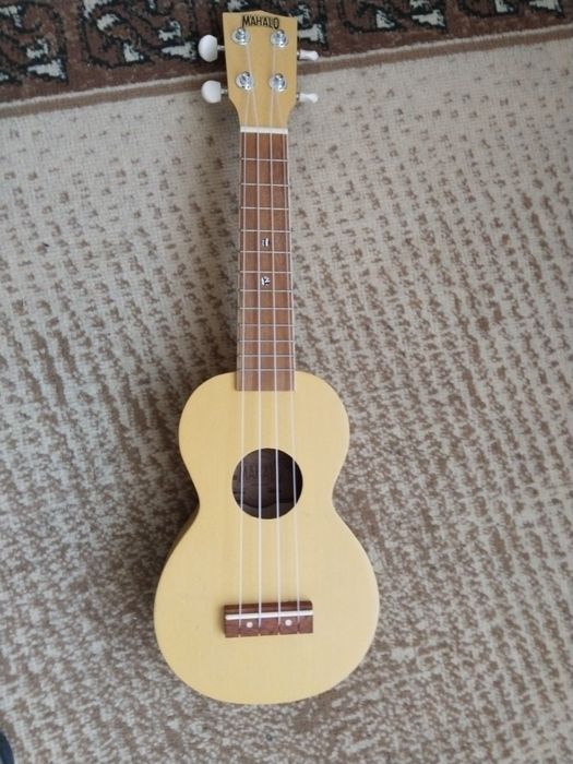Продам укулеле с чехлом