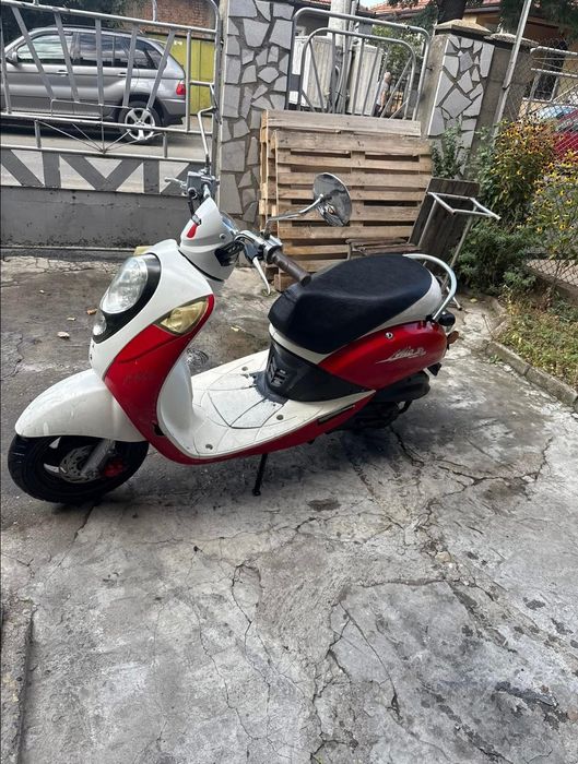 Продавам скутер мио 50