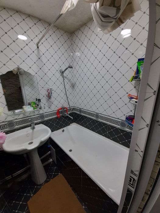 Под офис продаётся свою 2^3/1/4 Чиланзар 22 кирпич. балкон 2х6